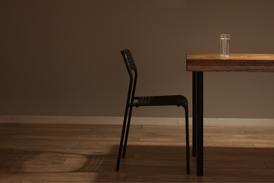 Imagen de una silla y mesa vacía para hablar acerca del comensal responsable desde la perspectiva de una problemática que afecta a los restaurantes y abarcamos en simple culinaria